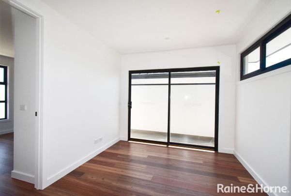 4 & 5/33 Hillcrest Grove, Springvale, VIC 3171 - Photo 1