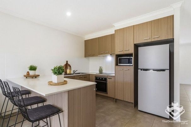 Pristine modern 3 bedroom townhouse - Photo 1