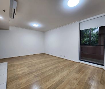 Timber Floored Two(2) Beds Two(2) Baths Plus Study - Washington Par... - Photo 3