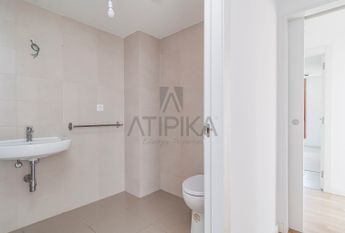 Piso en alquiler de cuatro habitaciones junto al Teatre Nacional de Cataluña, Barcelona