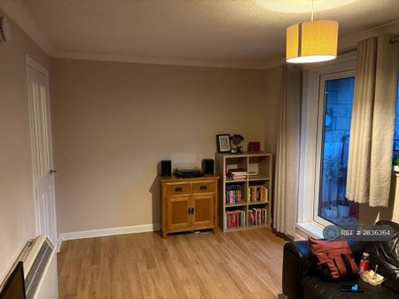 2 bedroom flat to rent - Photo 2