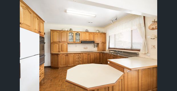 Family-Sized Sylvania Home with 5 Bedrooms & Ample Yard Space – Full of Character - Photo 1