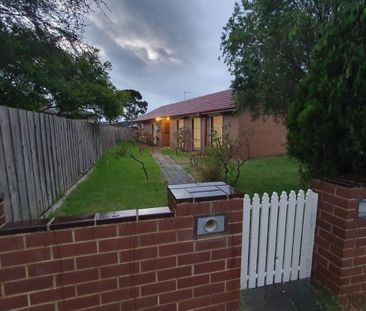 Perfect Family Home in the Heart of Cranbourne! - Photo 3