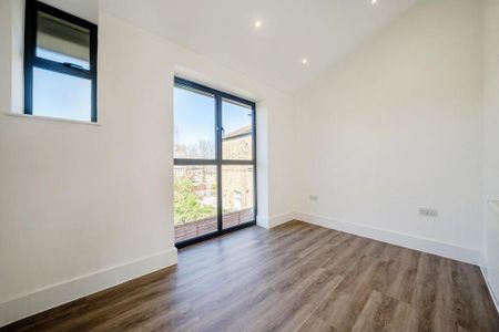 4 bedroom semi-detached house to rent - Photo 5