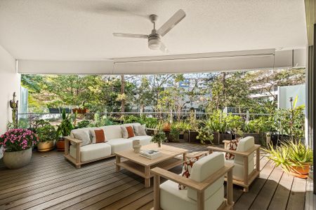 Luxury 3 Bedroom Apartment in Multi Award-Winning 'Waters Edge' Complex - Photo 5