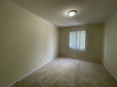 For Lease - 9 Fairglen Avenue Unit# 4, Brampton, Ontario - Photo 2