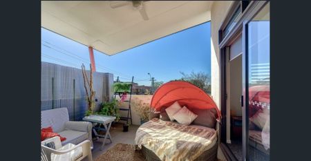 Incredible Value! Centrally located, top floor, North-East corner apartment! - Photo 3