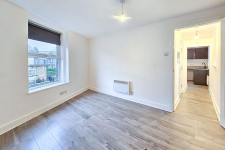 2 bedroom flat to rent - Photo 2