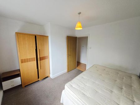 3 bedroom flat to rent - Photo 2