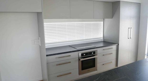 RUSSLEY -MODERN, 2 BEDROOMS, HEATPUMP, INTERNAL ACCESS GARAGE - Photo 1