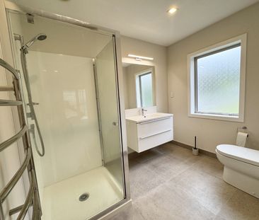 3 bedroom in Totara Vale - Photo 6