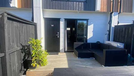 Near new low maintenance townhouse - Photo 2