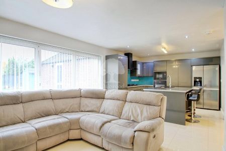 4 bedroom semi-detached house to rent - Photo 3