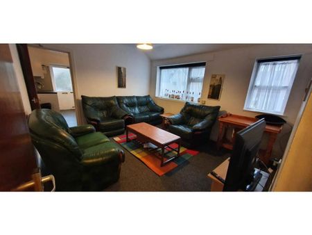 3 bedroom flat to rent - Photo 2