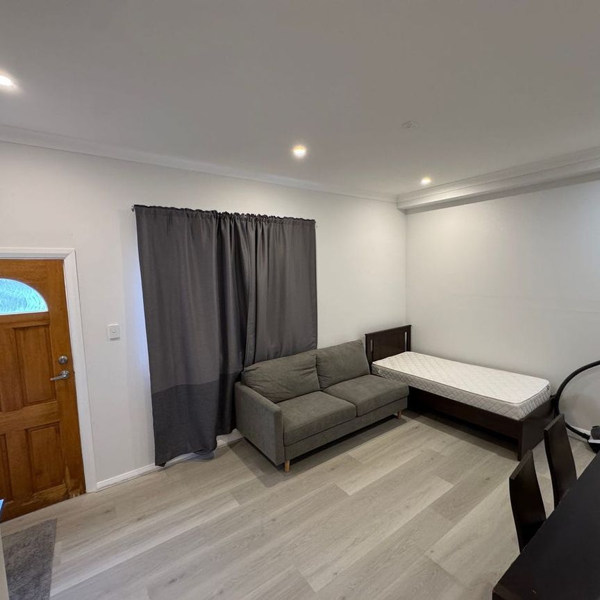 Studio in Westmead - Photo 1