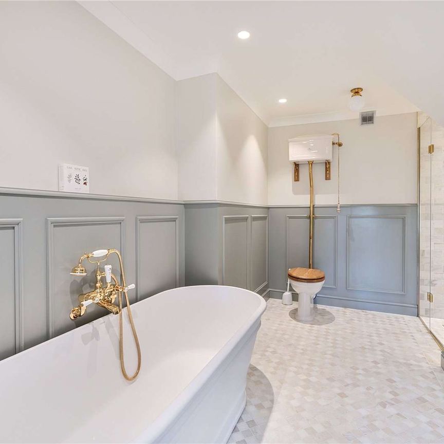 An exquisite Edwardian home set in a prestigious sought after location. - Photo 1