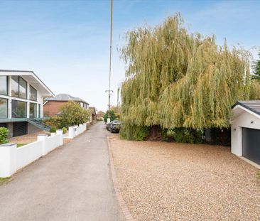 A-Rated Energy Efficient House set on the banks of the River Thames. - Photo 3