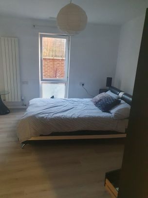 3 Bed Flat, Westway, W12 - Photo 1