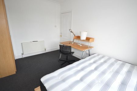 6 bedroom detached house to rent - Photo 2
