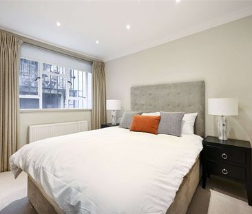 A beautiful maisonette located in this period building moments from the amenities of Elizabeth Street, and offering access to a garden from the apartment. - Photo 5