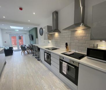 1 bedroom in a house share to rent - Photo 2