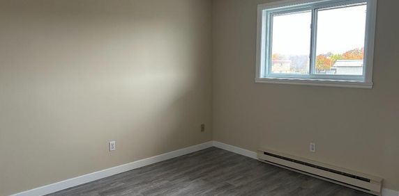 BEAU 5 1/2 - EMPLACEMENT IDÉAL - STATIONNEMENTS - Photo 2