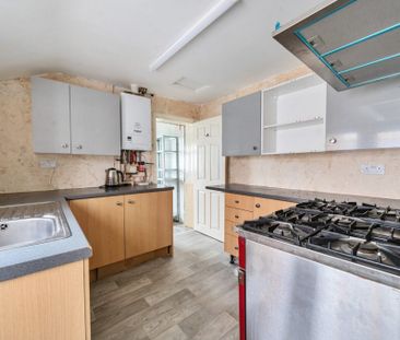 3 Bedroom Flat / Apartment - Winchester Road, Waltham Chase - Photo 5