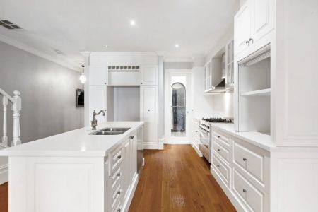 Spacious, bright and well positioned! - Photo 3