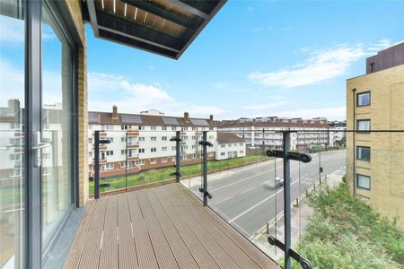 Two-bedroom, two-bathroom apartment situated in Providence place. The property benefits from a private balcony. - Photo 4