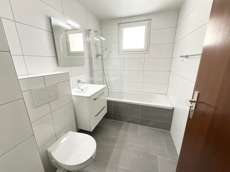 Appartement rénové de 3 pièces avec terrasse et vue dégagée - Photo 3