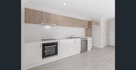 NEAR NEW, STUNNING AND SPACIOUS 3 BEDROOM HOME WITH AIR CON AVAILABLE SOON! - Photo 5