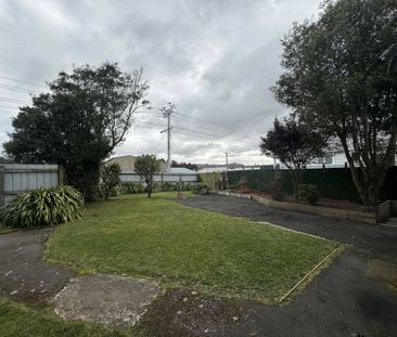 Garaging galore and a sunny and tidy home! - Photo 4