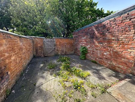 2 Bed Terraced House, Brocklehurst Street, M9 - Photo 2