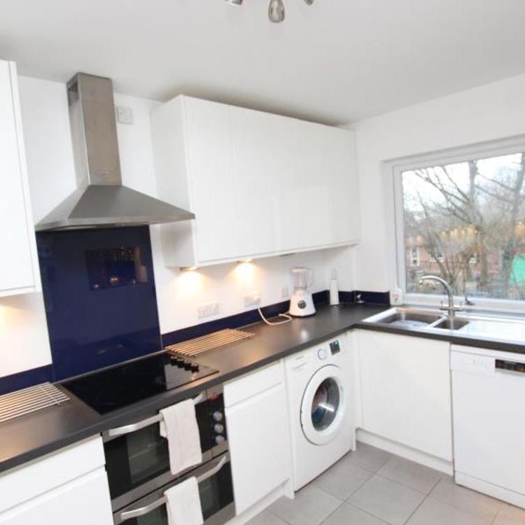 A great opportunity to rent a large, two double bedroom flat in Downend. Set in well-manicured gardens, this property is ideally located being just a short walk to the local shops and ammonites of Downend high street. The property is sure to let quickly so early viewings are advisable. Please contact us for more details.. - Photo 1