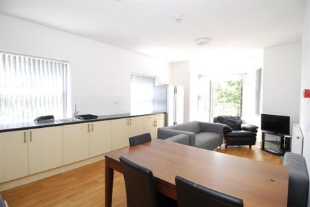 4 bedroom flat to rent - Photo 2