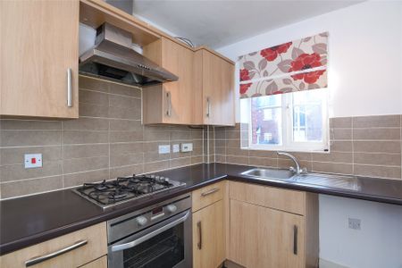 3 bedroom House in Ducketts Mead, Reading - Photo 5