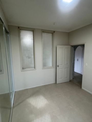 ONE WEEKS FREE RENT IF LEASED PRIOR TO XMAS BREAK!!! - Photo 2