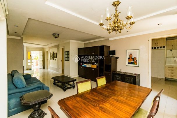 Casa com 5 quartos e 338m² para alugar em Passo d'Areia, Porto Alegre. - Foto 1