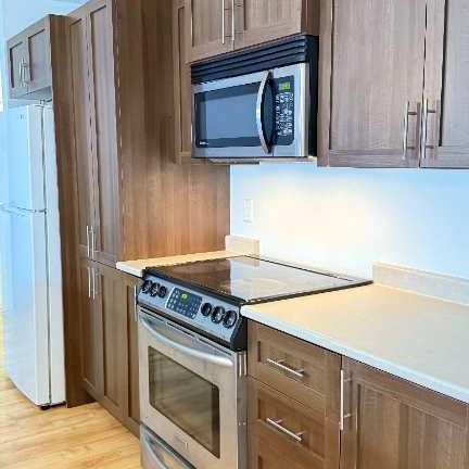 5 1/2 MEUBLÉ Air climatisé, Lave-vaisselle, micro-onde, aspirateur, stationnements déneigés NON-FUMEUR - Photo 4