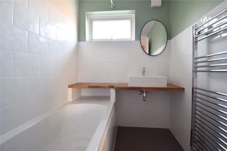 Well presented 3 bedroom terrace house to rent in Cambridge offering excellent access to City centre, Science Park, A14 and M11. GCH. Off-street parking. - Photo 3