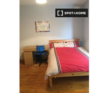 Room for rent in 4-bedroom apartment in Glasnevin, Dublin - Photo 1