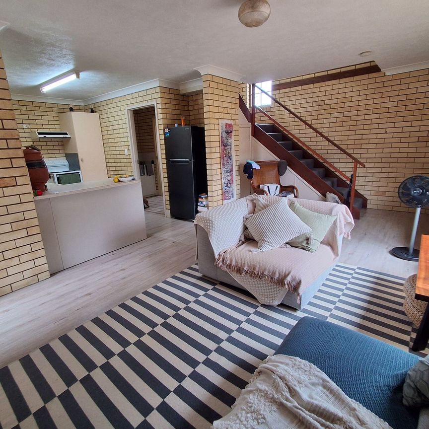 Charming Townhouse in Heart of Redcliffe - Photo 1