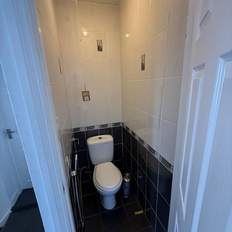 5 bedroom semi-detached house to rent - Photo 1