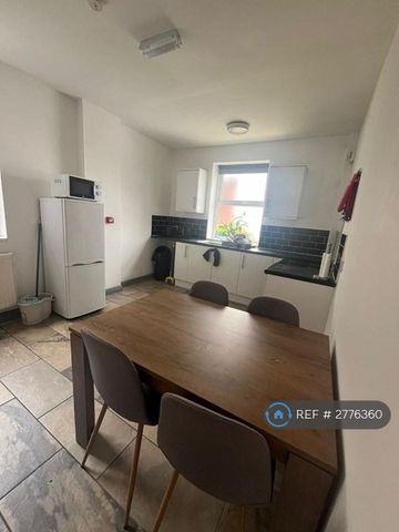 1 bedroom in a house share to rent - Photo 3