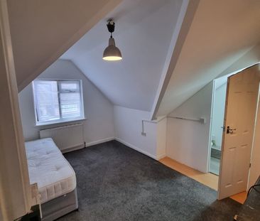 Studio Flat, Village Way, HA2 - Photo 3