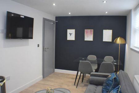 1 bedroom in a house share to rent - Photo 2