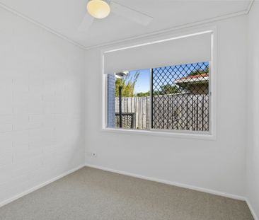 Spacious Four/Five Bedroom Home with Pool in Prime Palm Beach Location - Photo 2