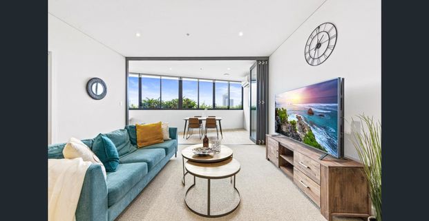 Spacious FULL Furnished Apartment With Water View! - Photo 1