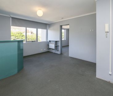 Light filled apartment - Photo 5