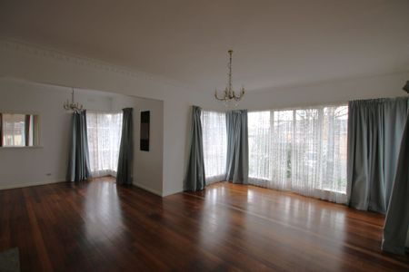 Spacious 3-Bedroom Home in Prime Keilor Park Location! - Photo 2